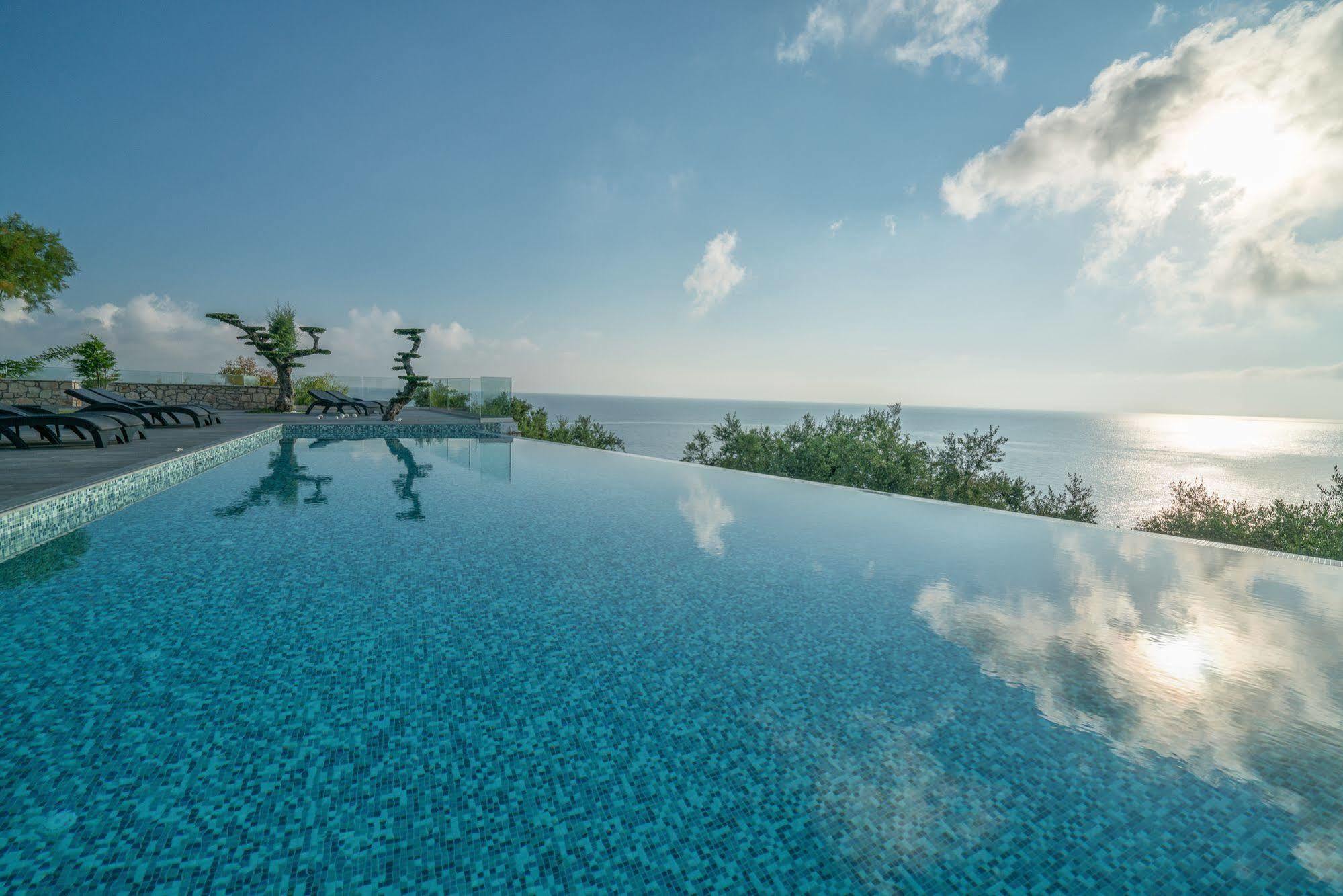 Kymothoe Elite Aparthotel 4*